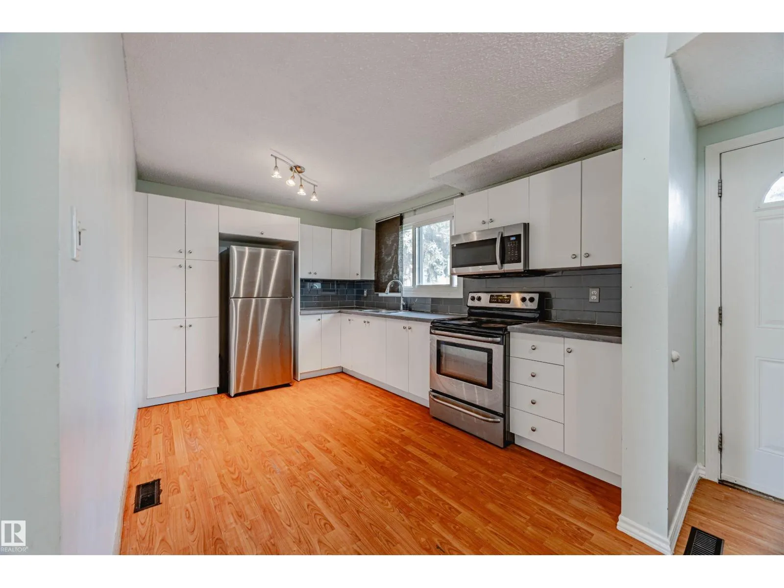 2551 135 AV NW