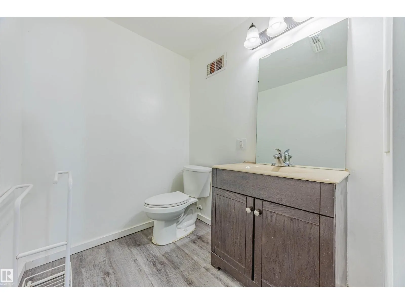 2551 135 AV NW