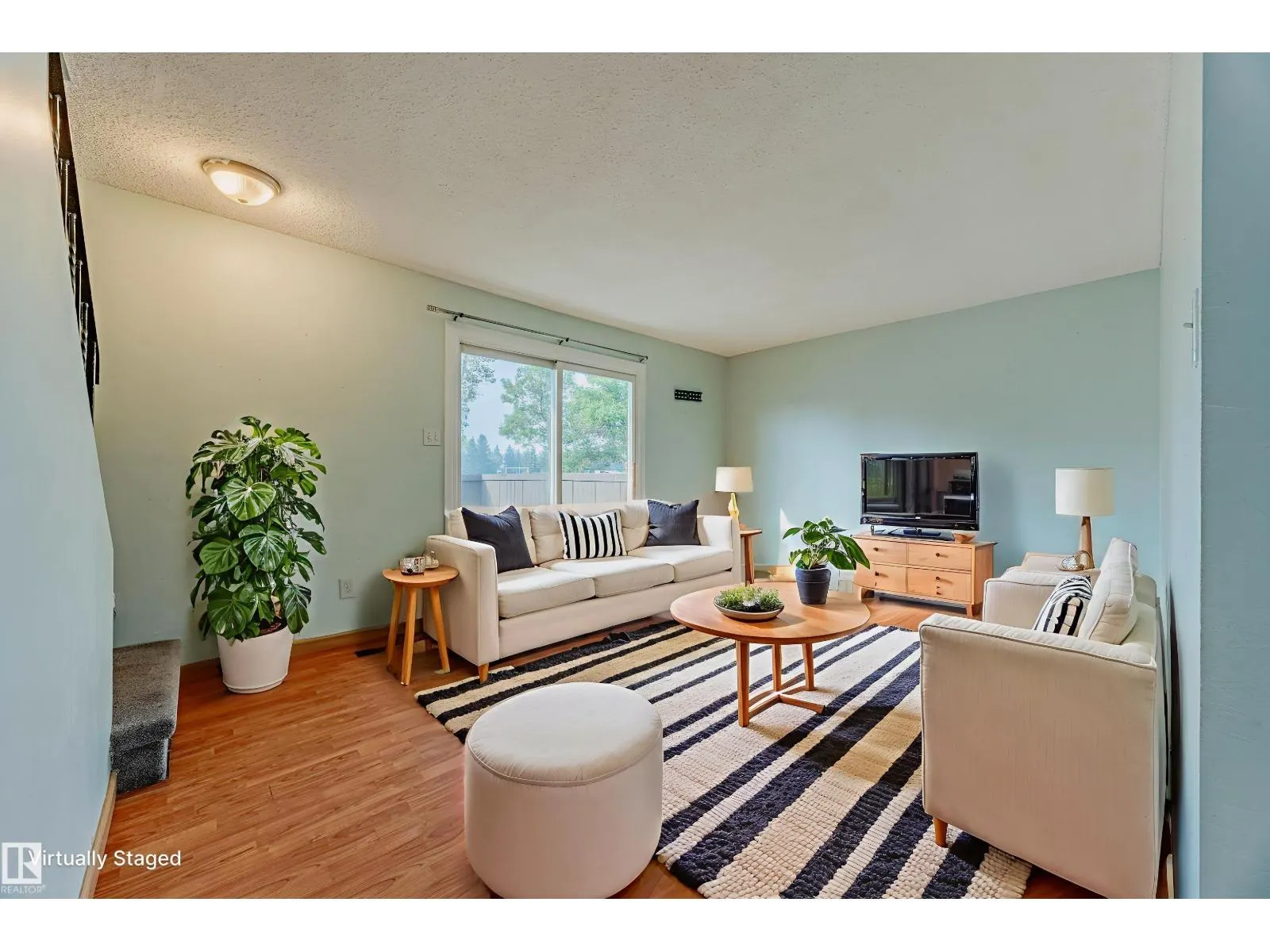 2551 135 AV NW