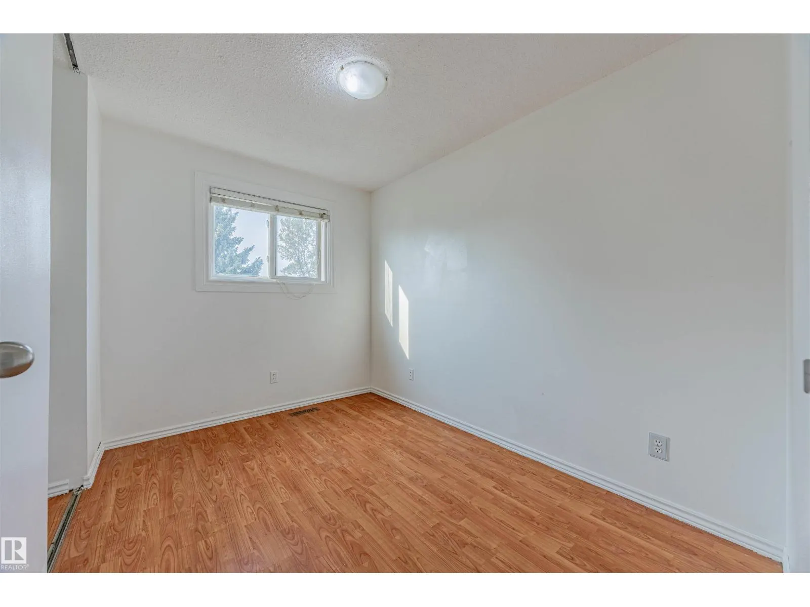 2551 135 AV NW