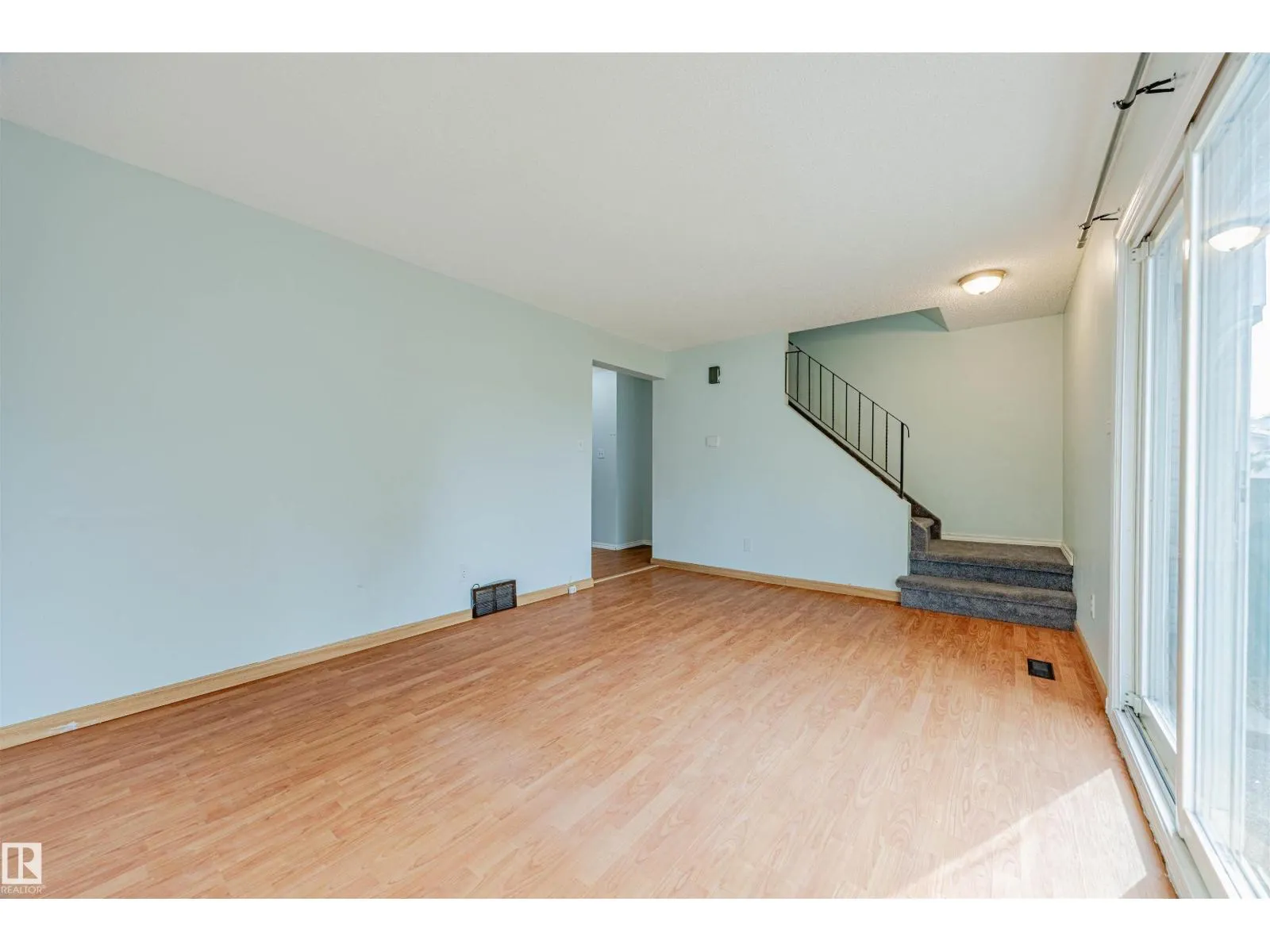 2551 135 AV NW