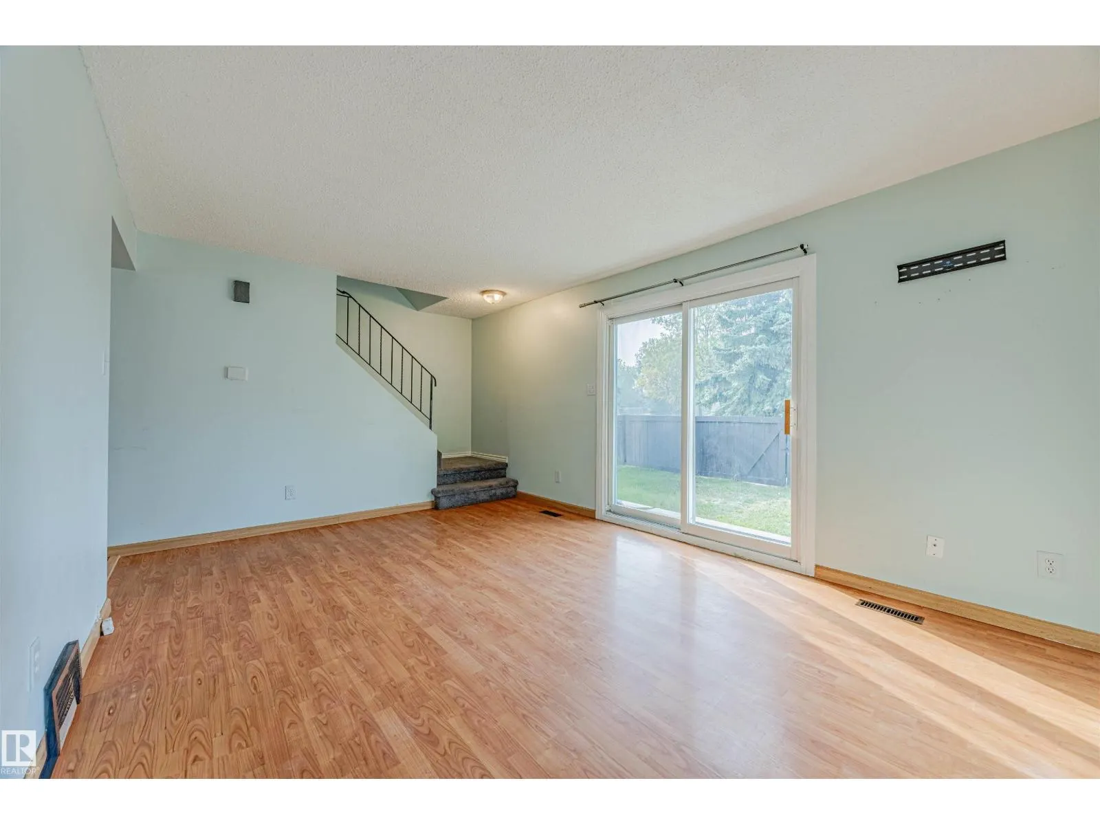 2551 135 AV NW