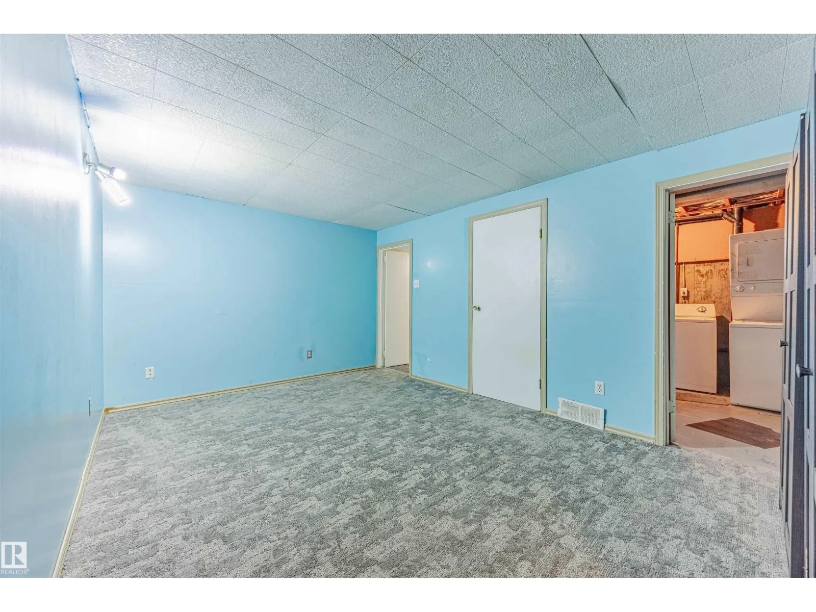 2551 135 AV NW
