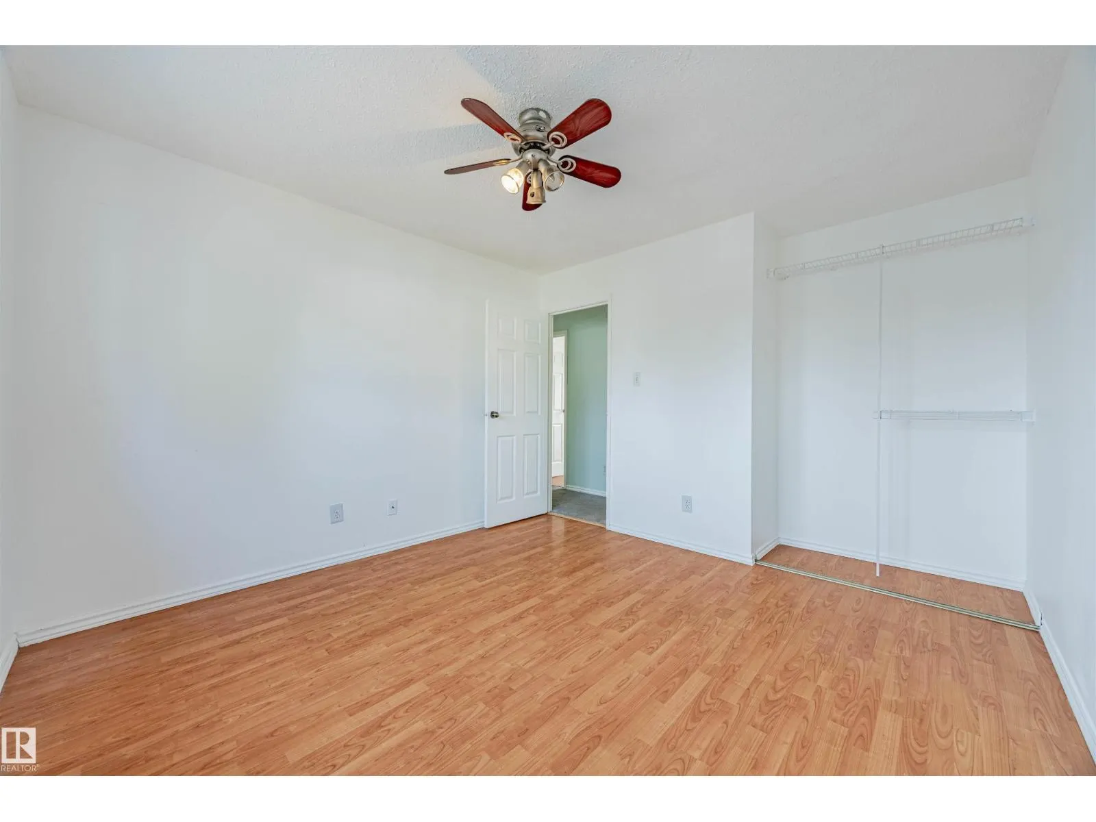 2551 135 AV NW
