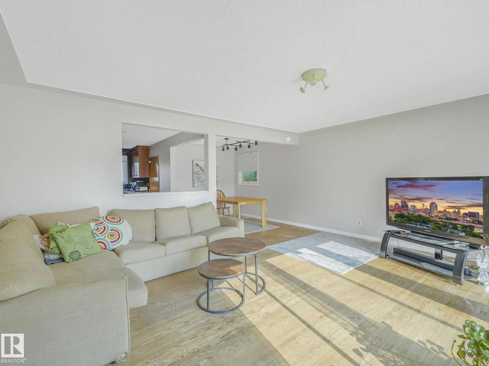 9811 75 ST NW