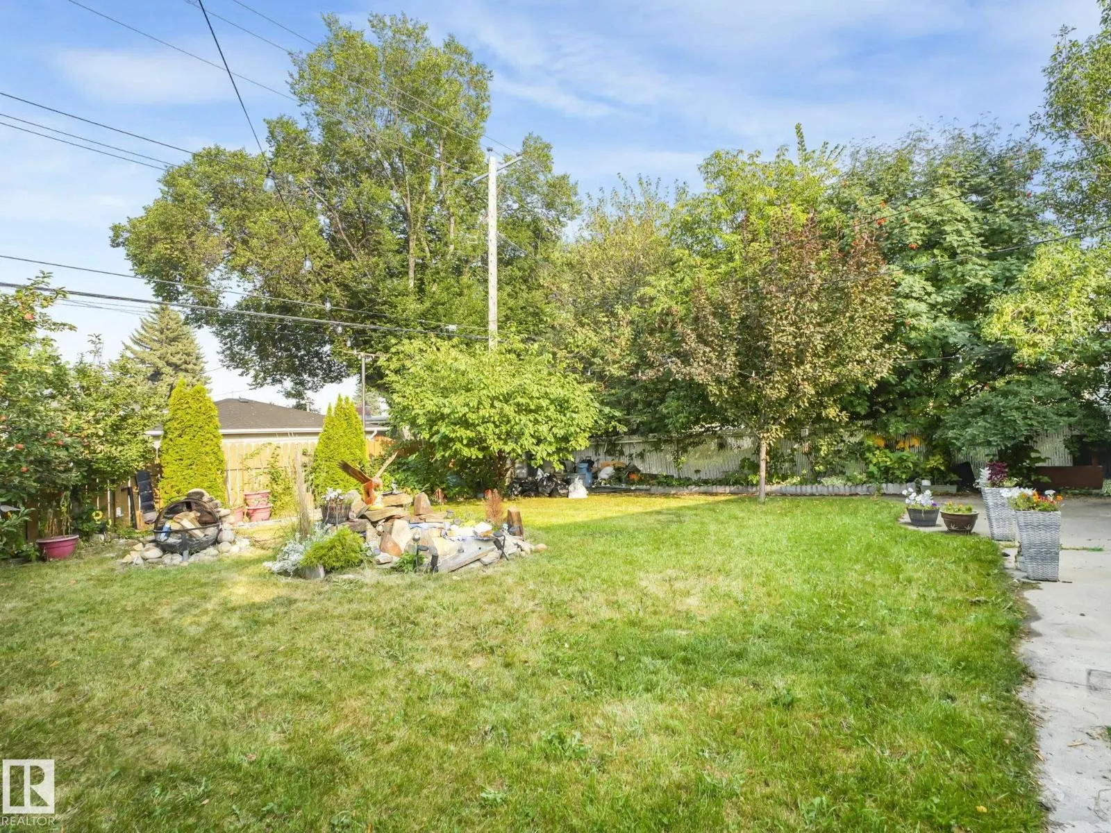 9811 75 ST NW