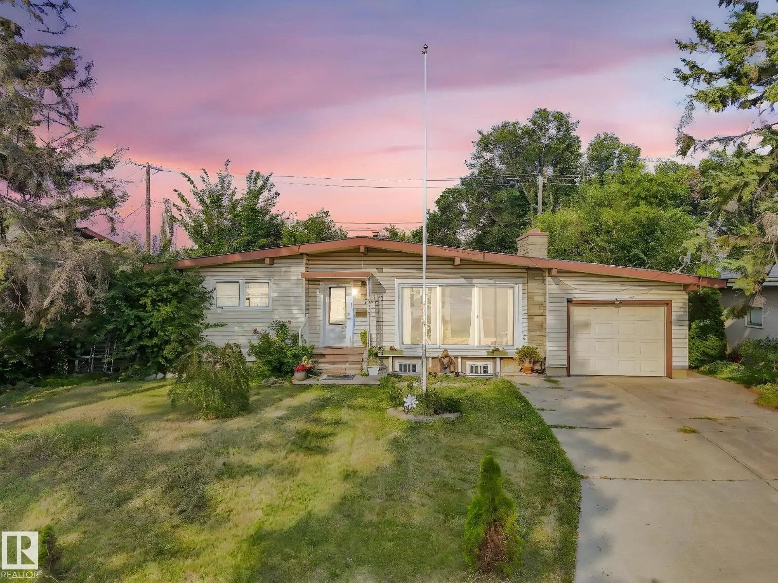 9811 75 ST NW