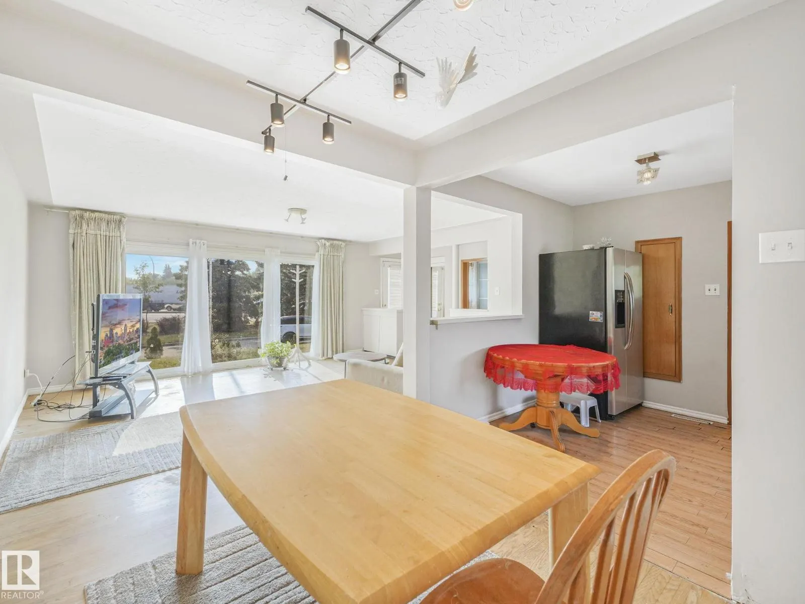 9811 75 ST NW