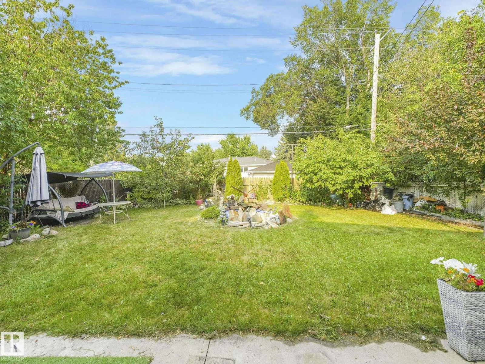 9811 75 ST NW