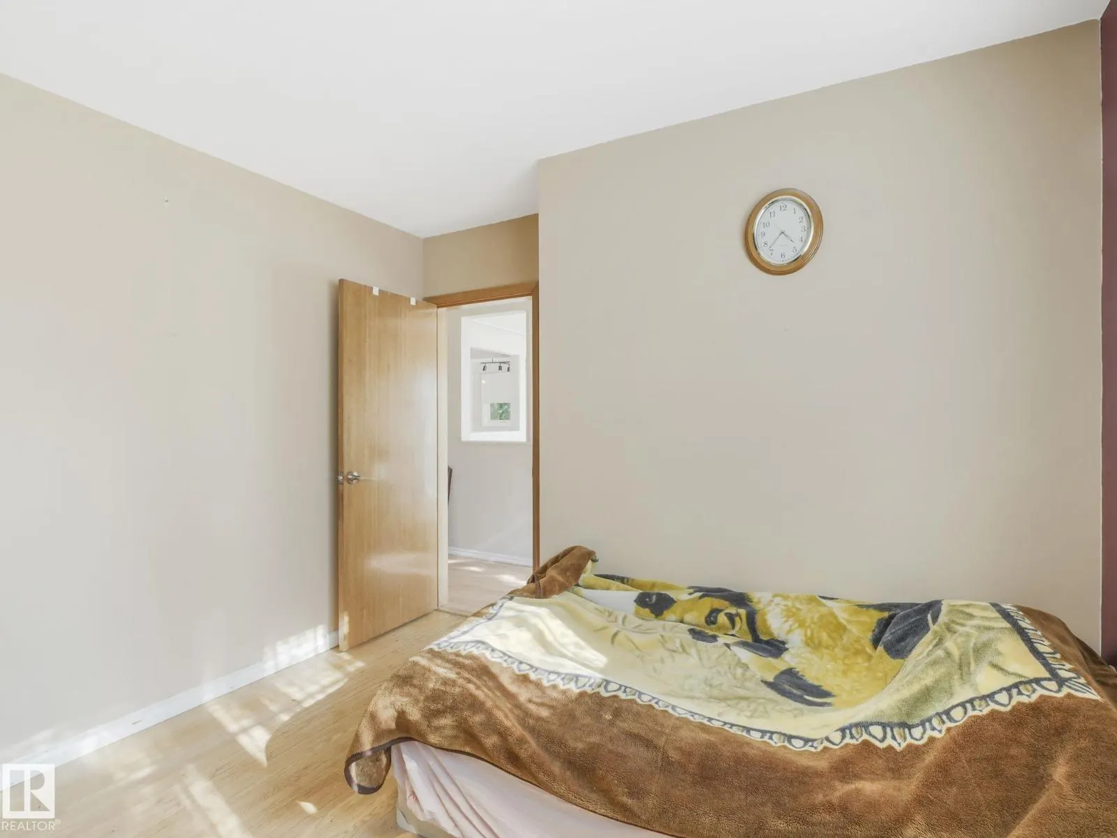 9811 75 ST NW