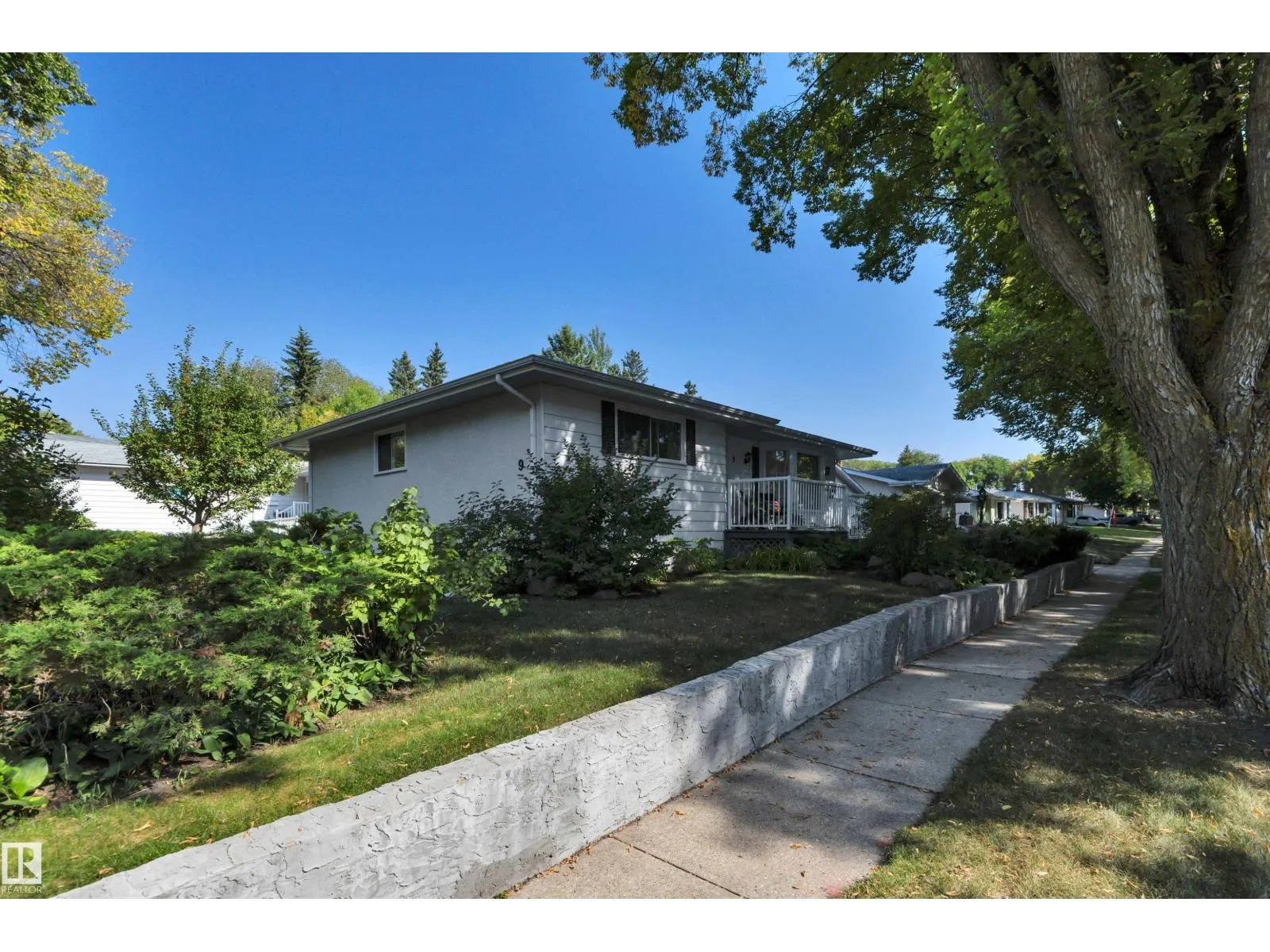 9 BURNHAM AV