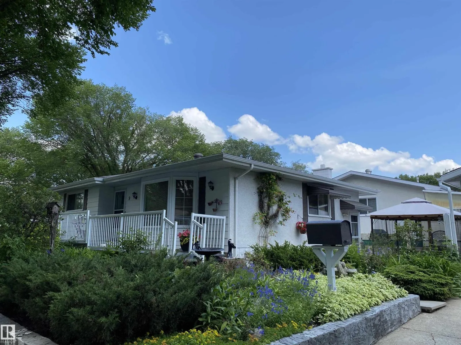 9 BURNHAM AV