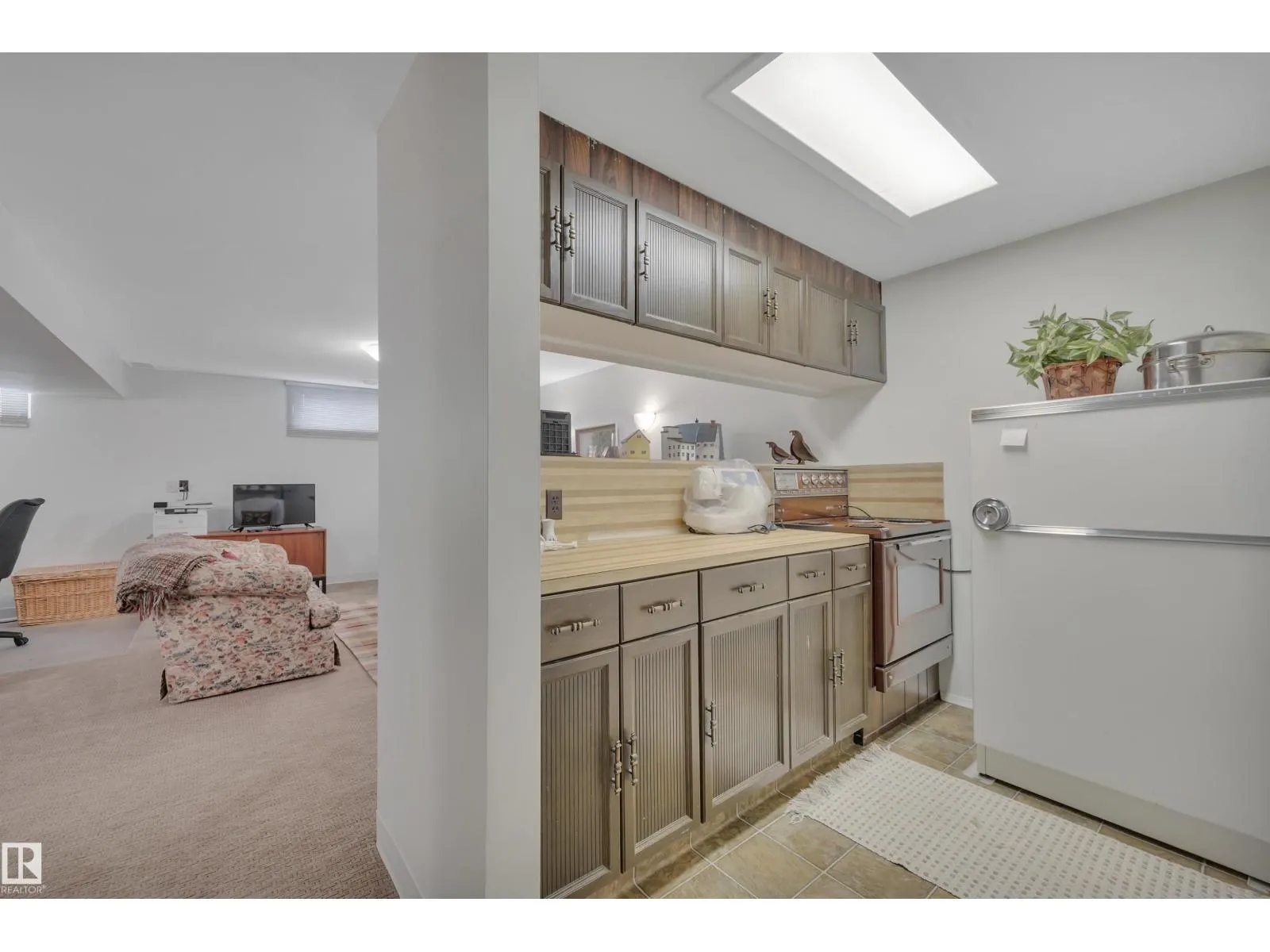 9 BURNHAM AV