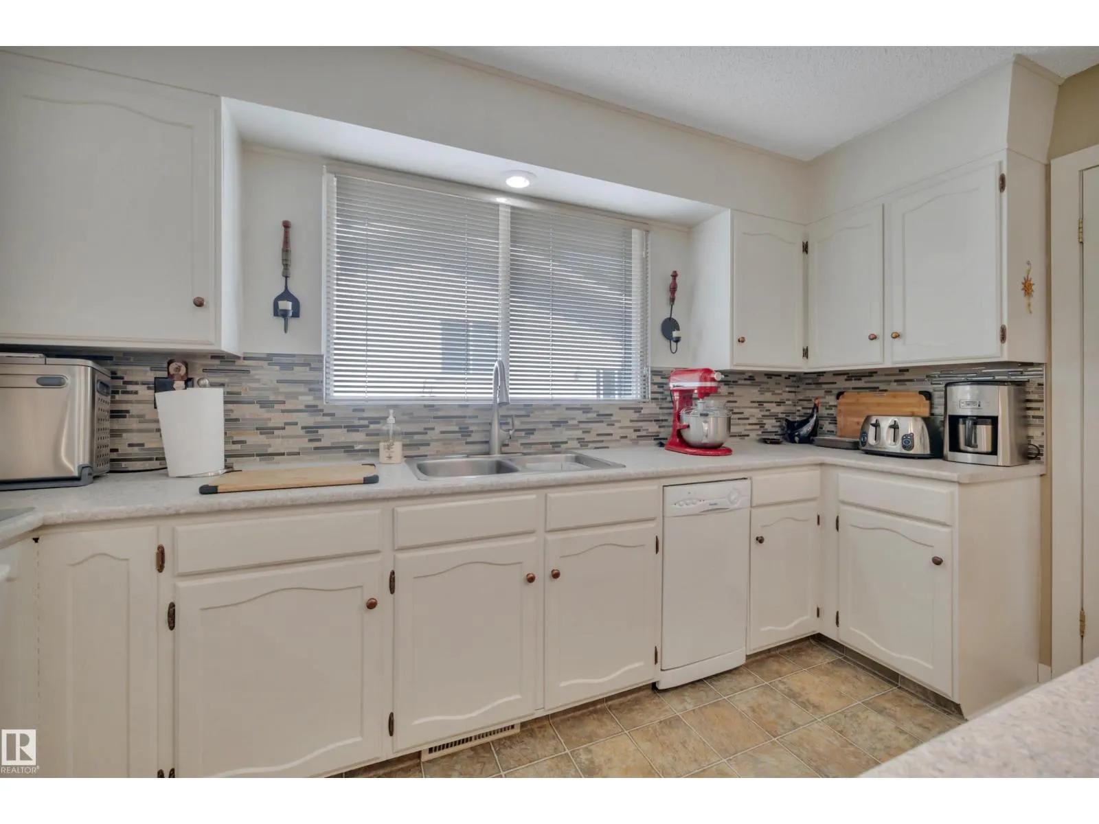 9 BURNHAM AV