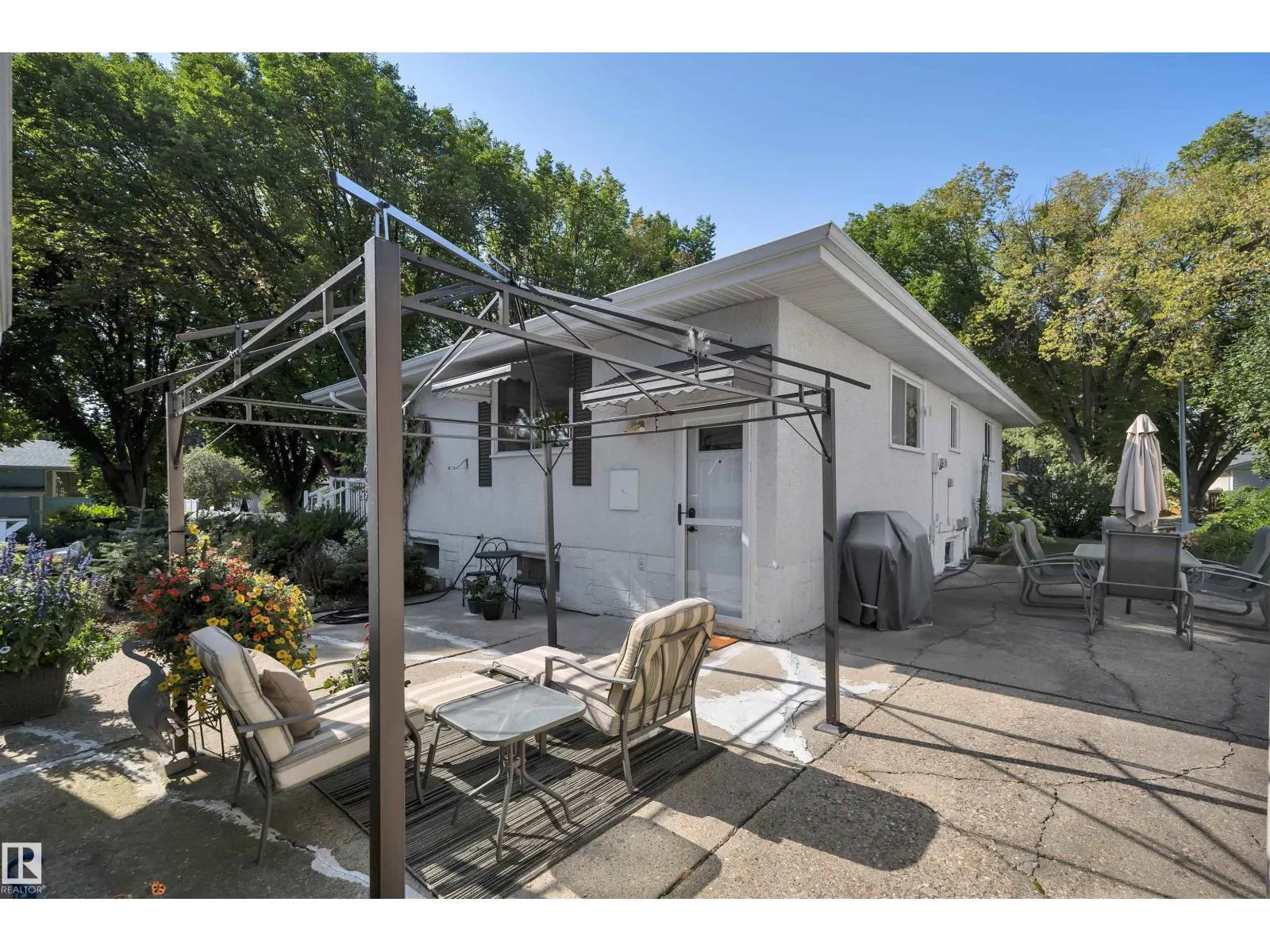 9 BURNHAM AV