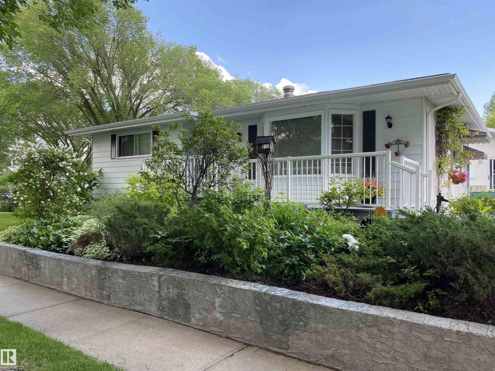 9 BURNHAM AV