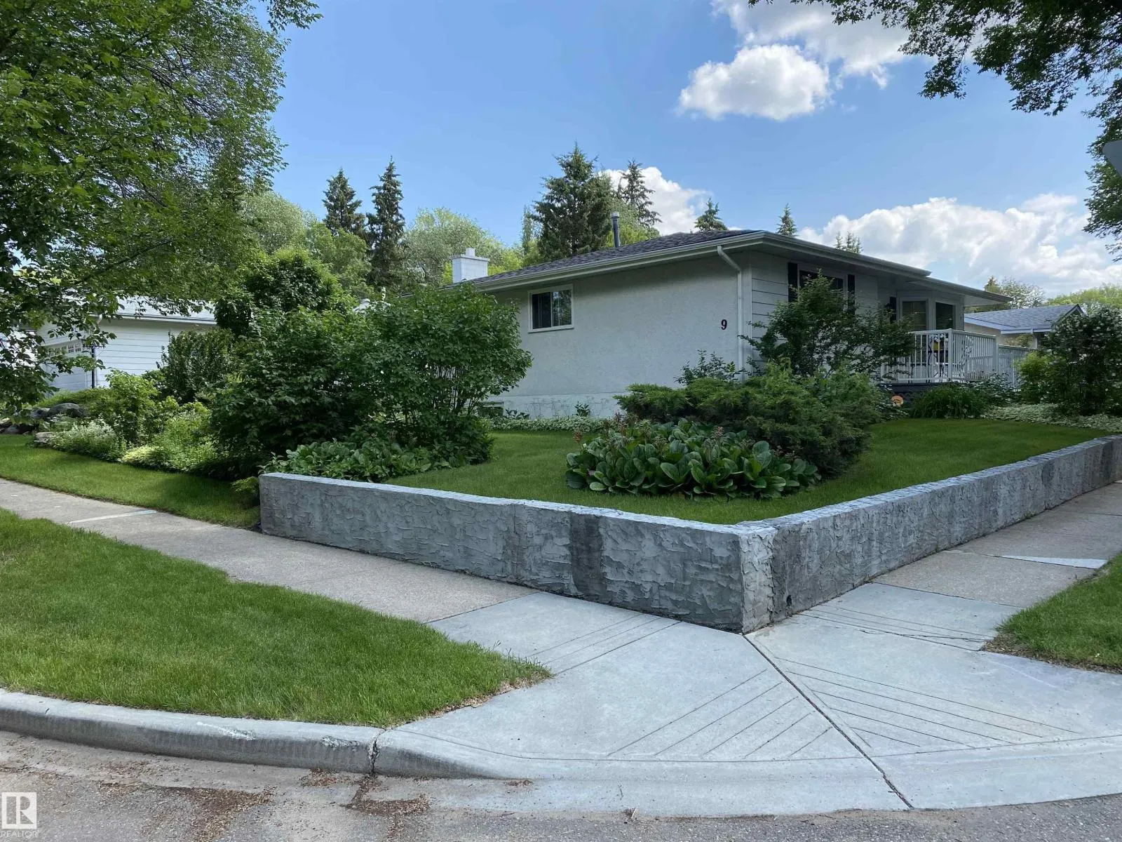 9 BURNHAM AV