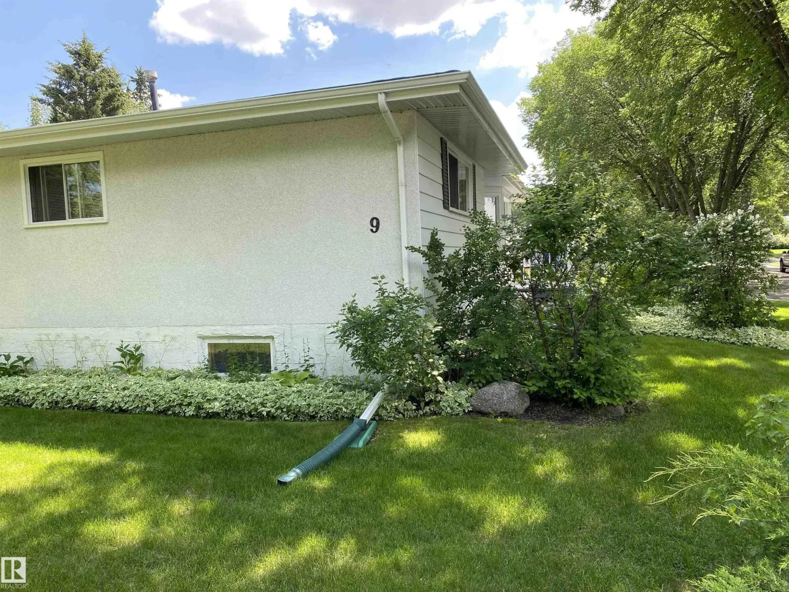 9 BURNHAM AV