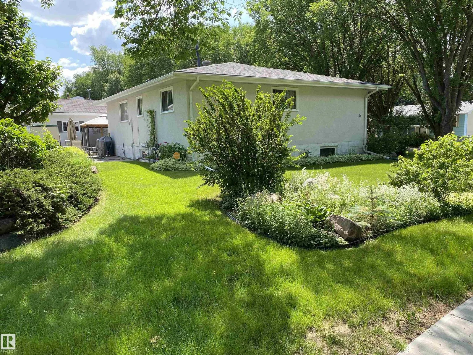 9 BURNHAM AV