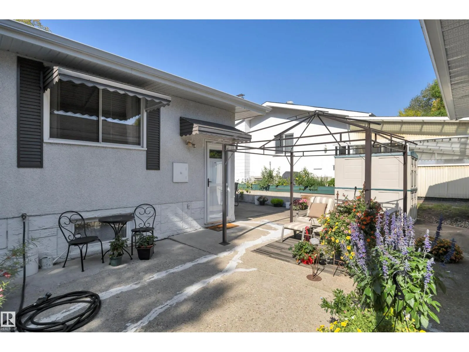 9 BURNHAM AV