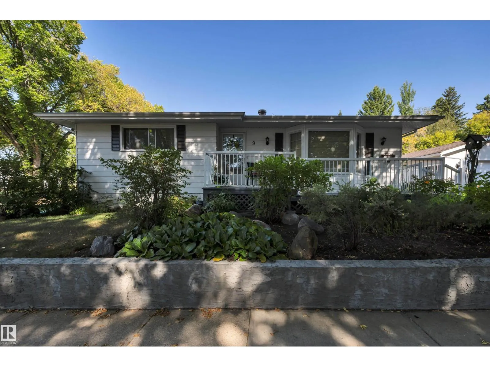9 BURNHAM AV