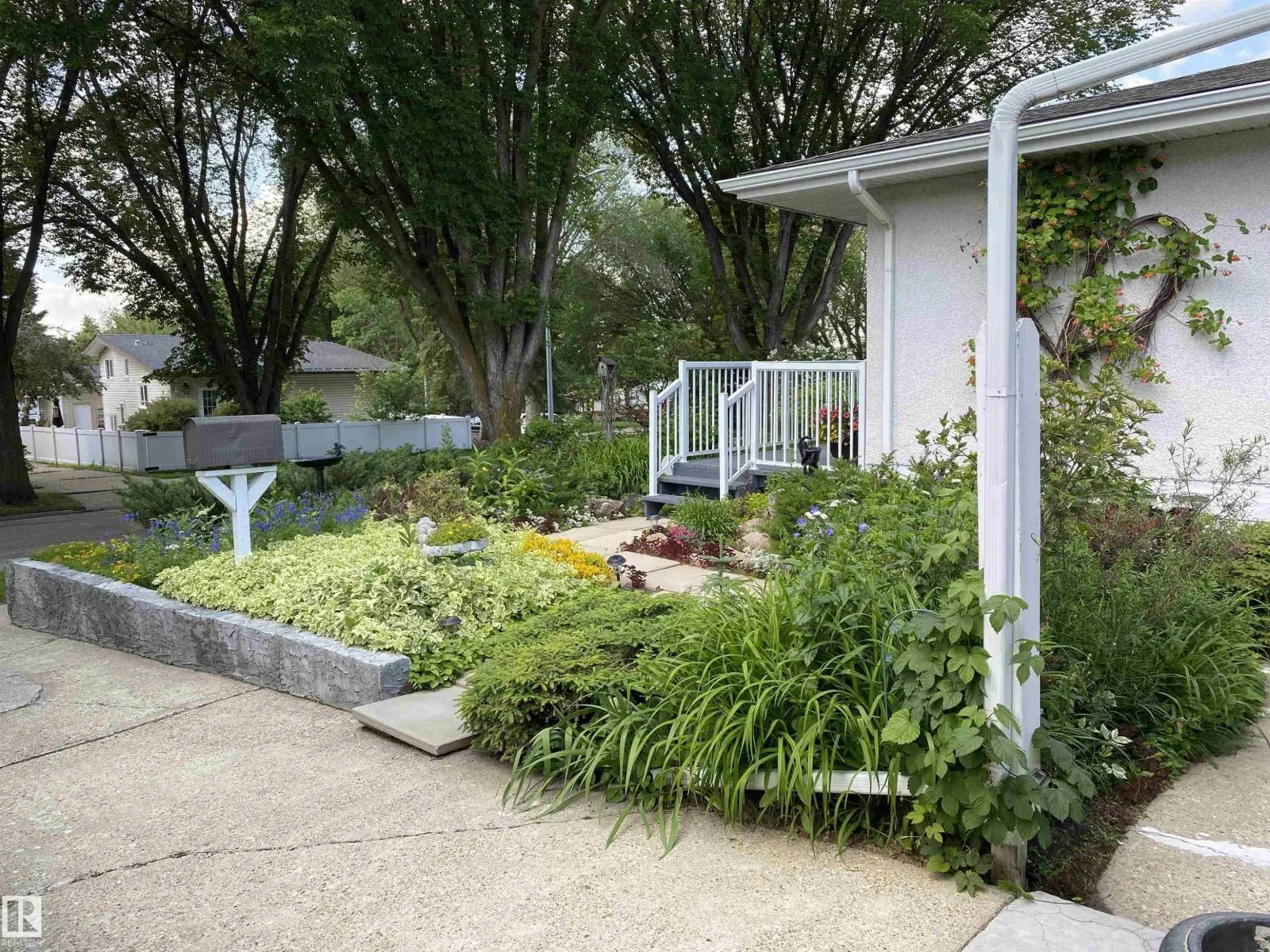 9 BURNHAM AV