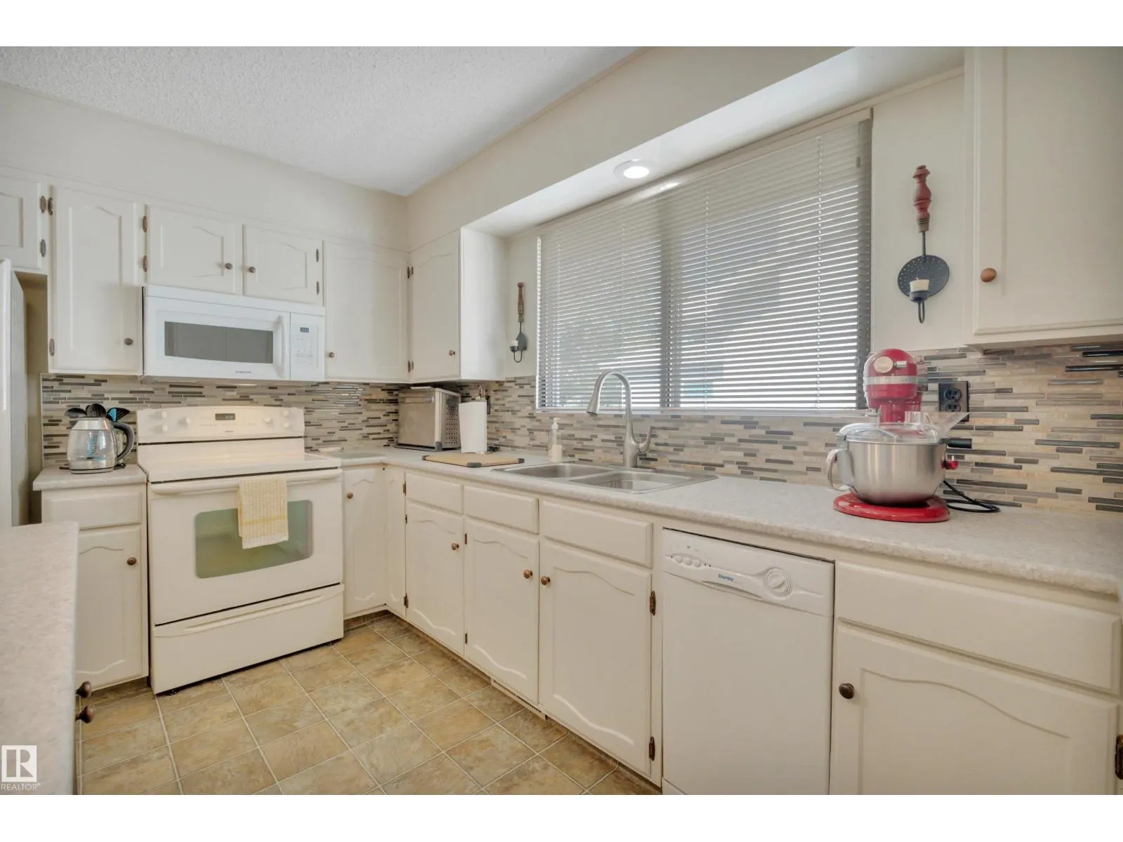 9 BURNHAM AV