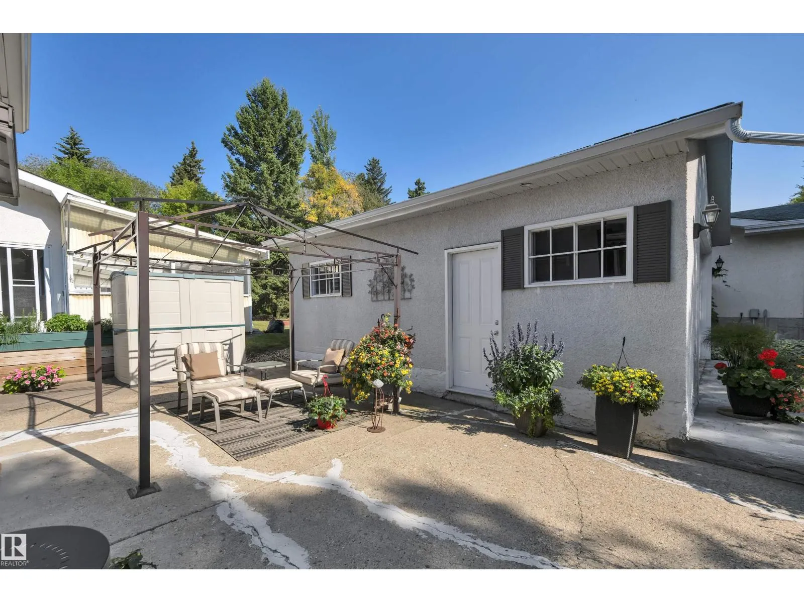 9 BURNHAM AV