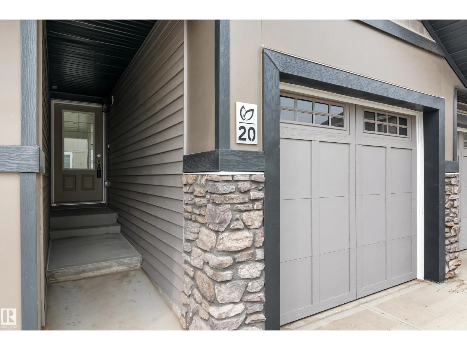 #20 740 DANIELS WY SW
