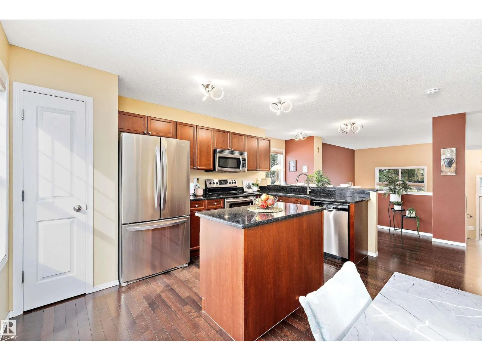 #152 5604 199 ST NW