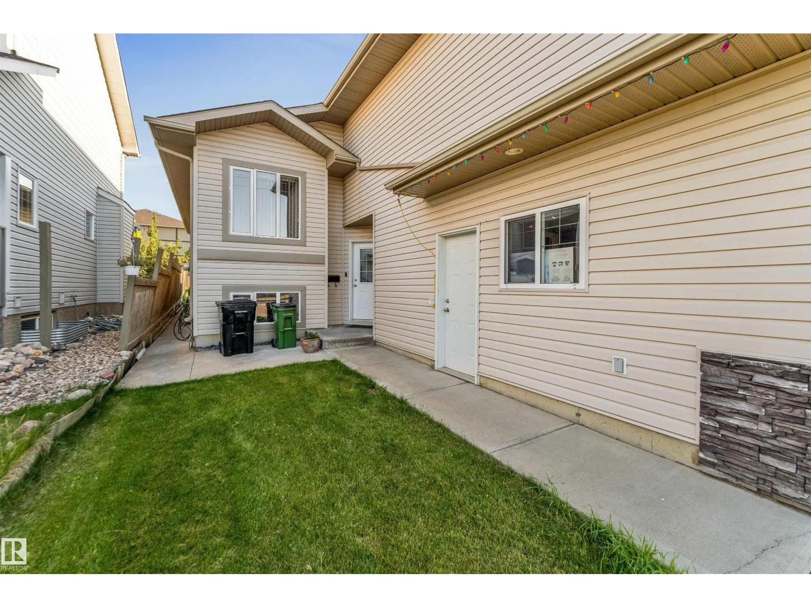 3015 24 AV NW
