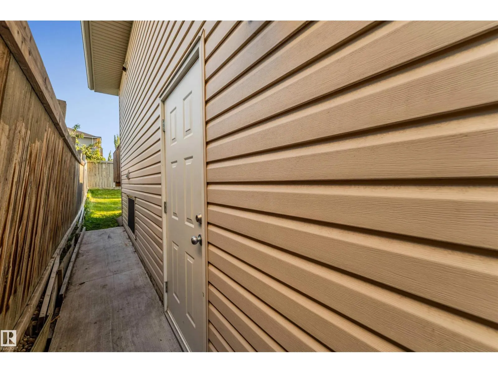 3015 24 AV NW