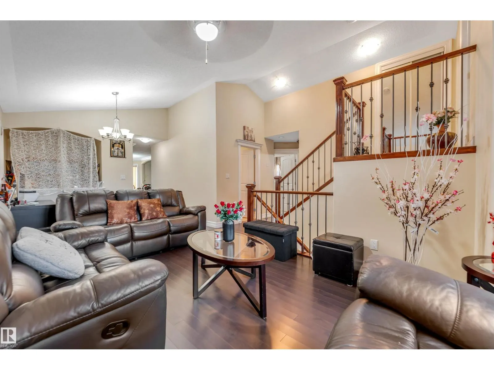 3015 24 AV NW