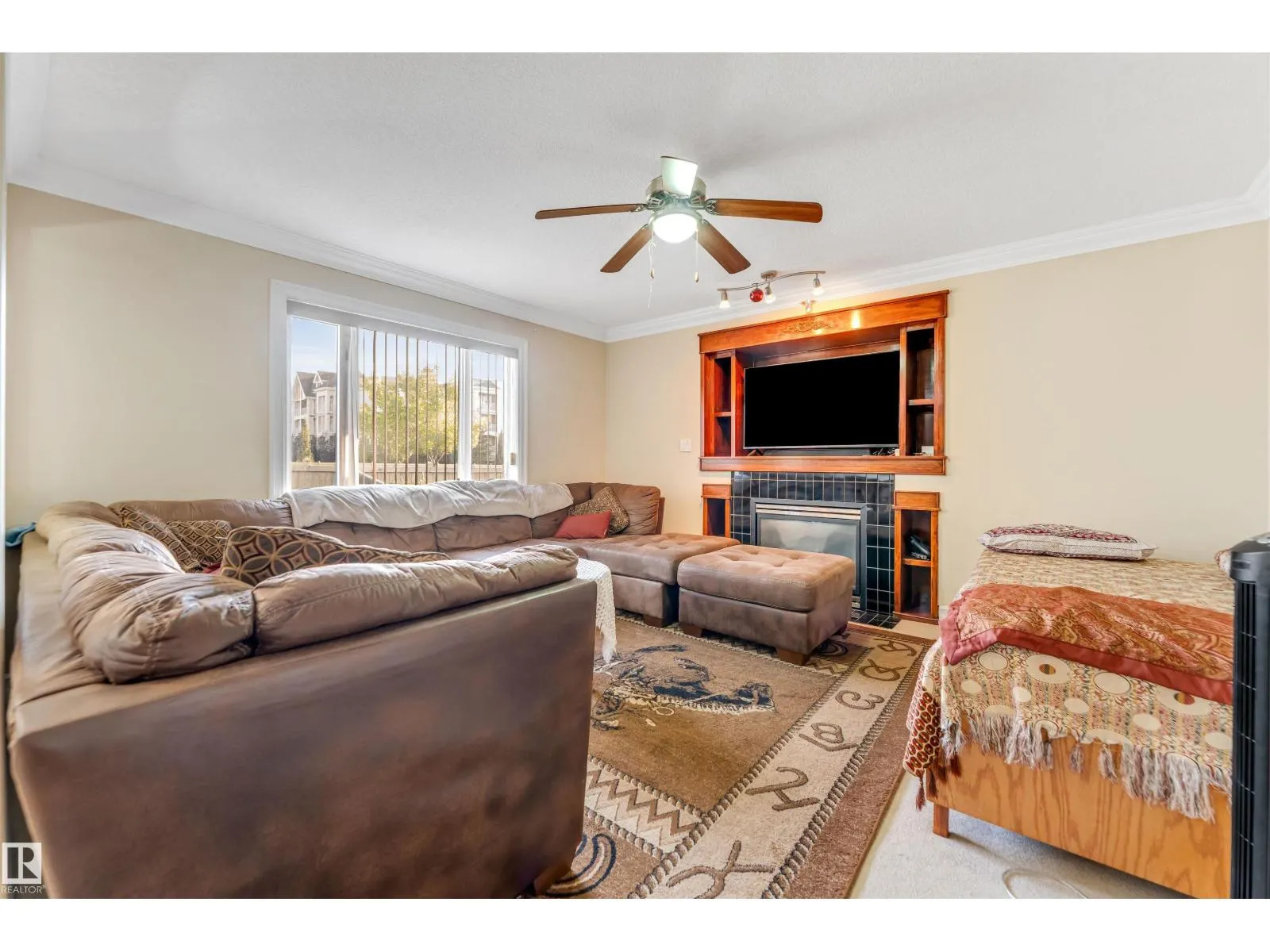 3015 24 AV NW