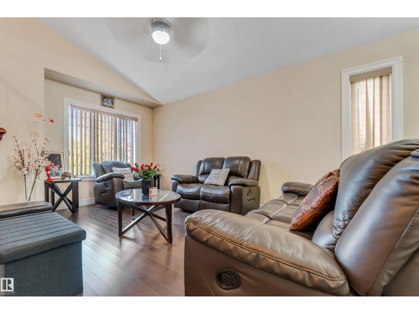 3015 24 AV NW