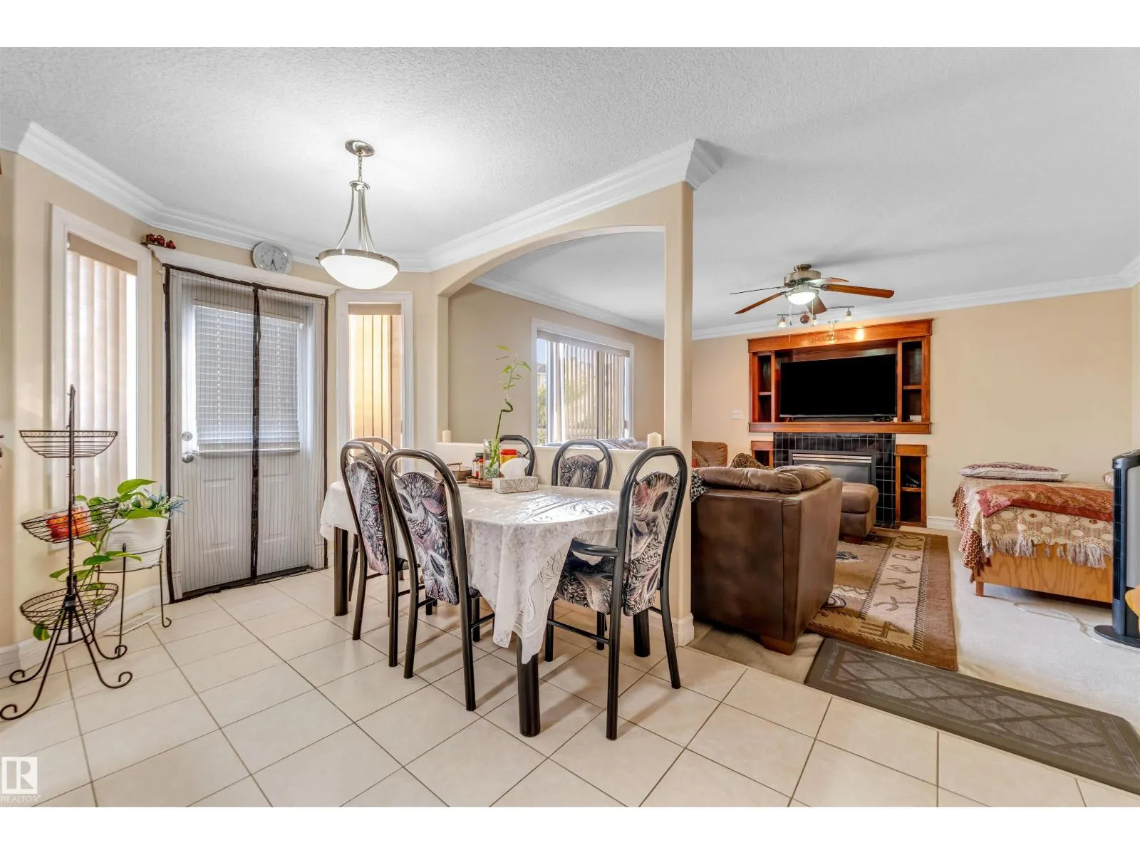 3015 24 AV NW