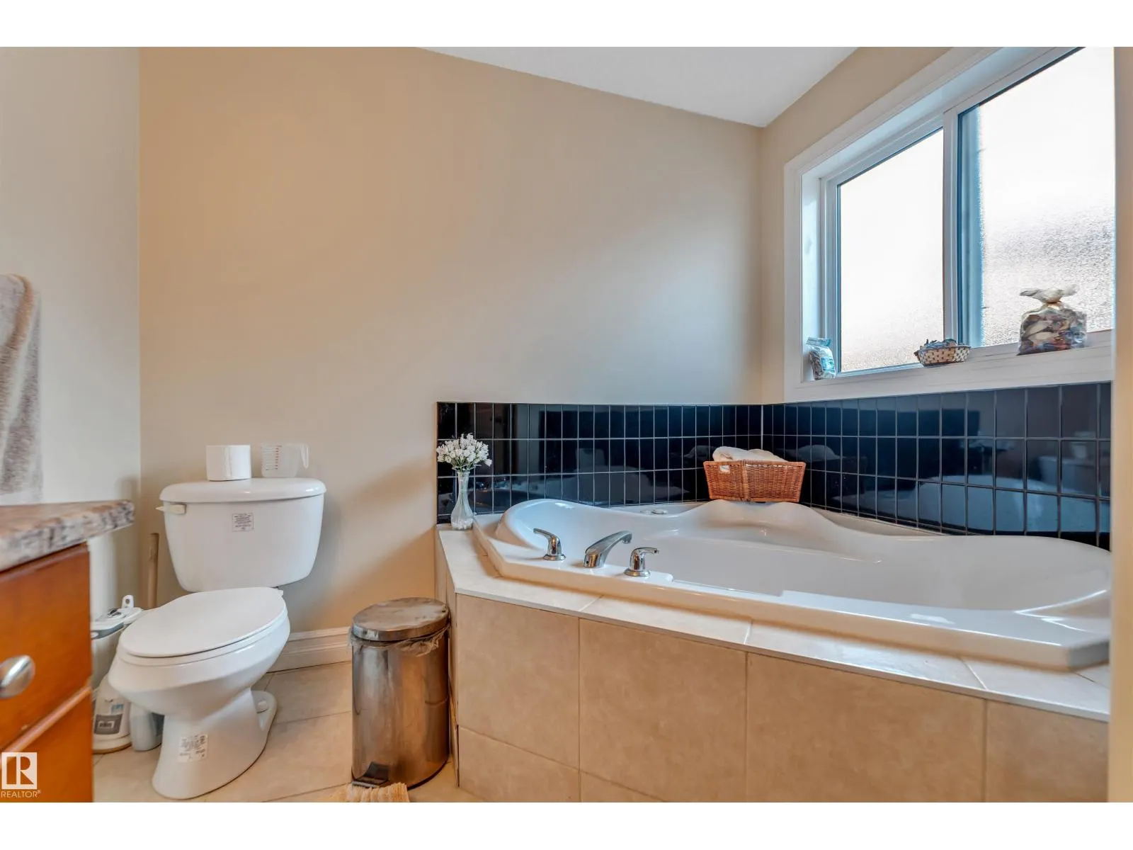3015 24 AV NW
