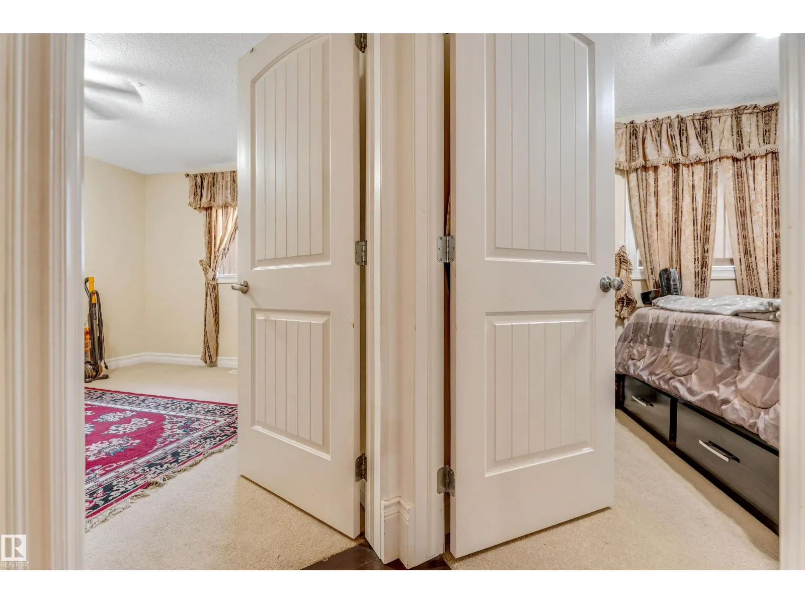 3015 24 AV NW