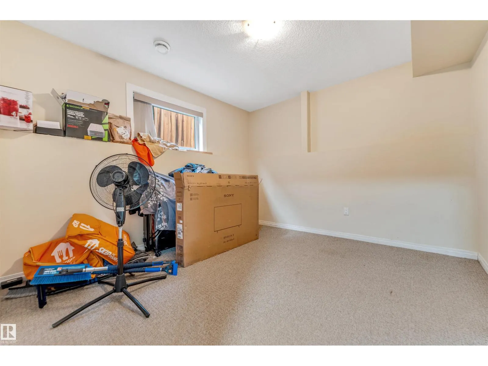 3015 24 AV NW