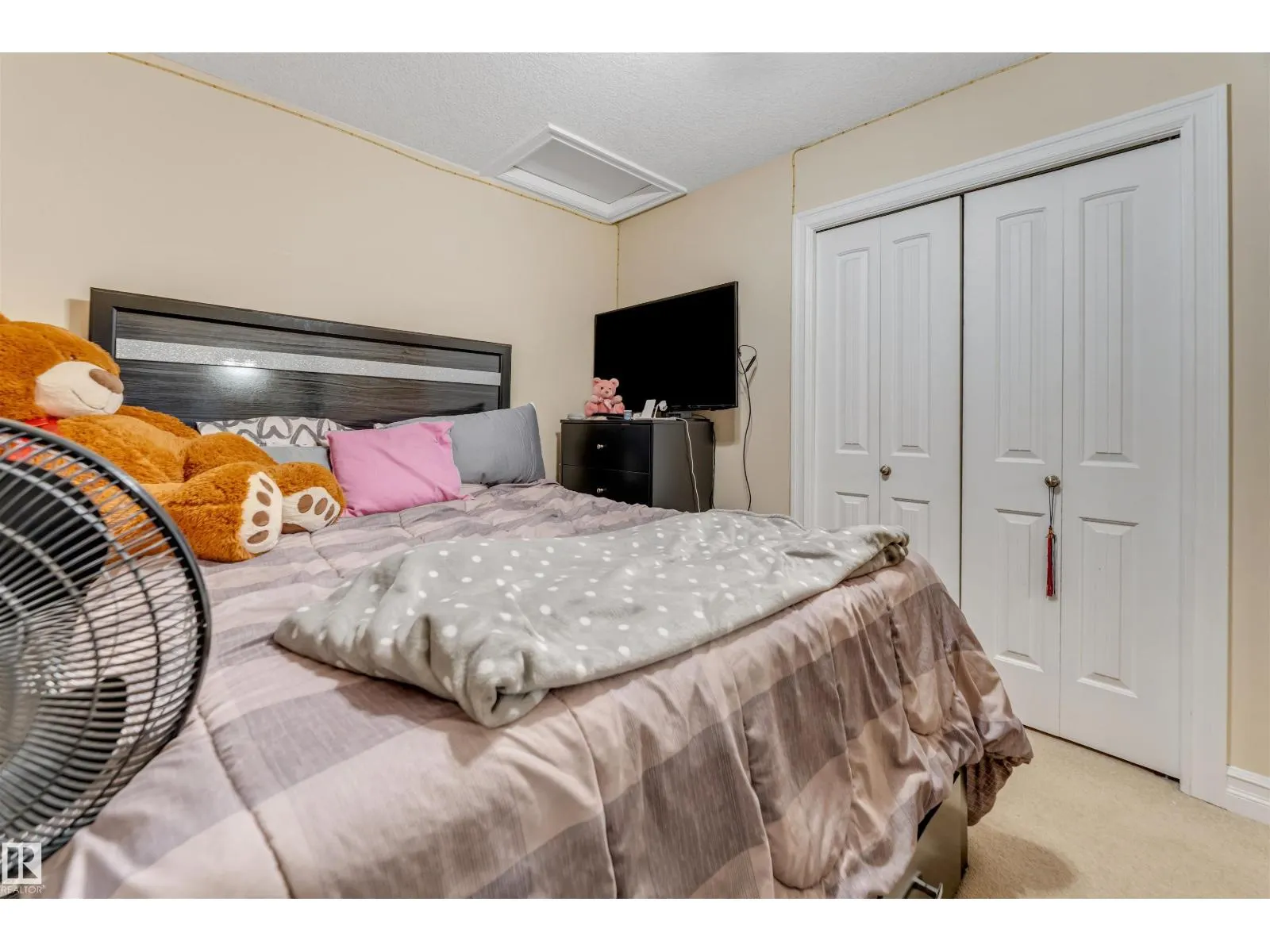 3015 24 AV NW