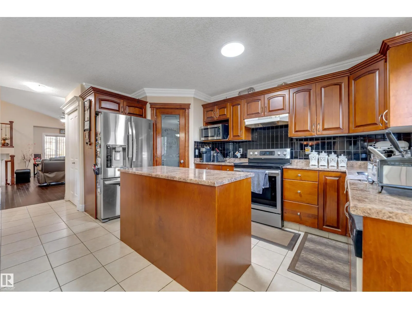 3015 24 AV NW