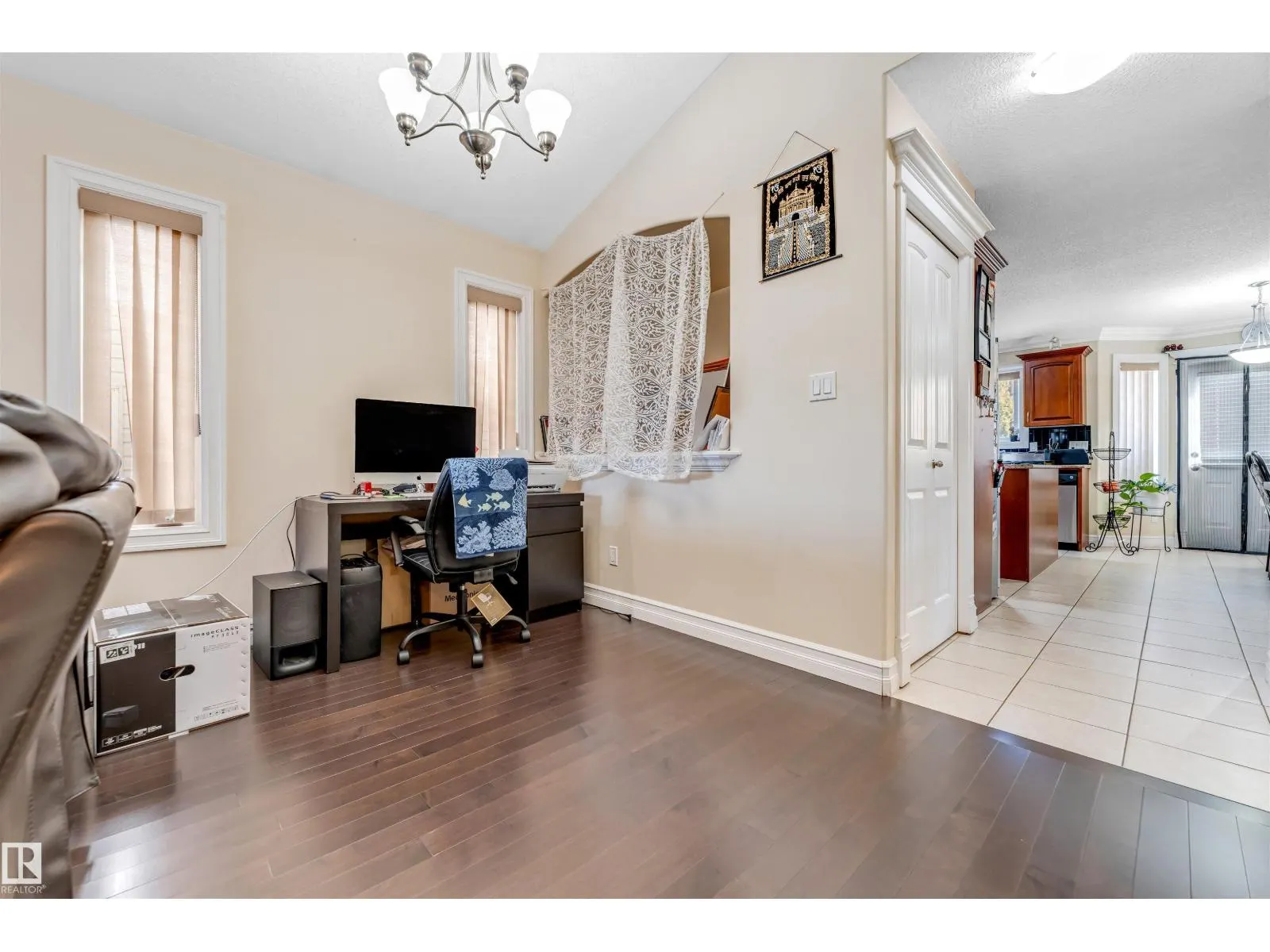 3015 24 AV NW