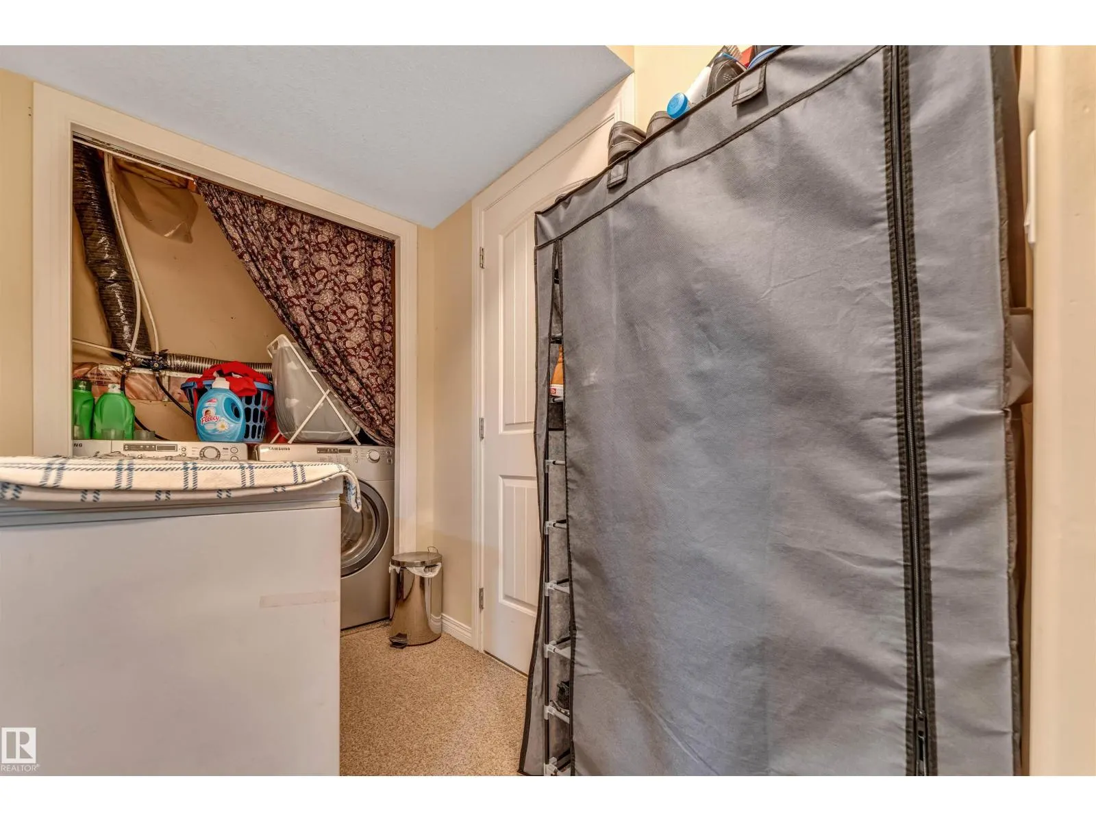 3015 24 AV NW