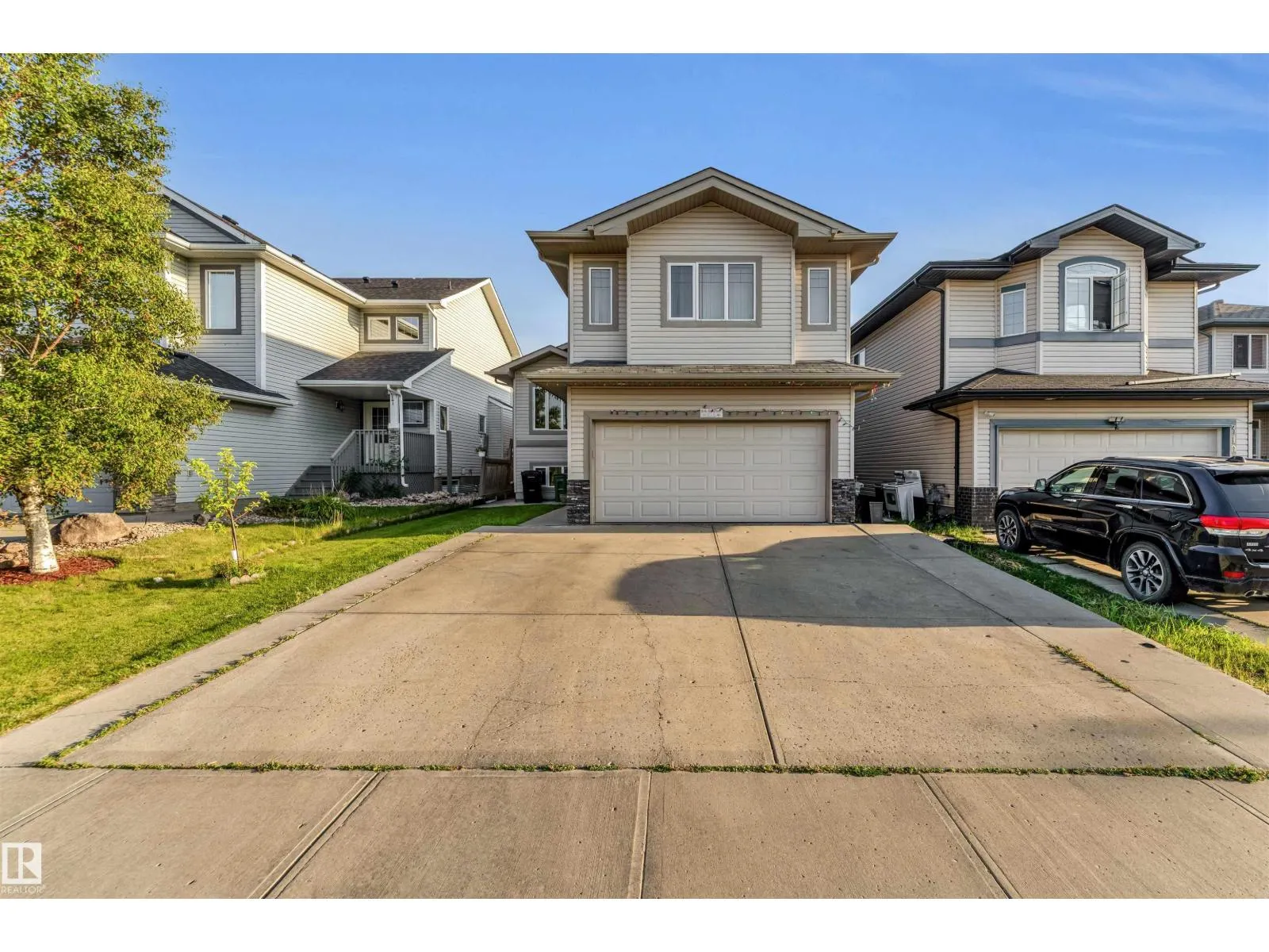 3015 24 AV NW
