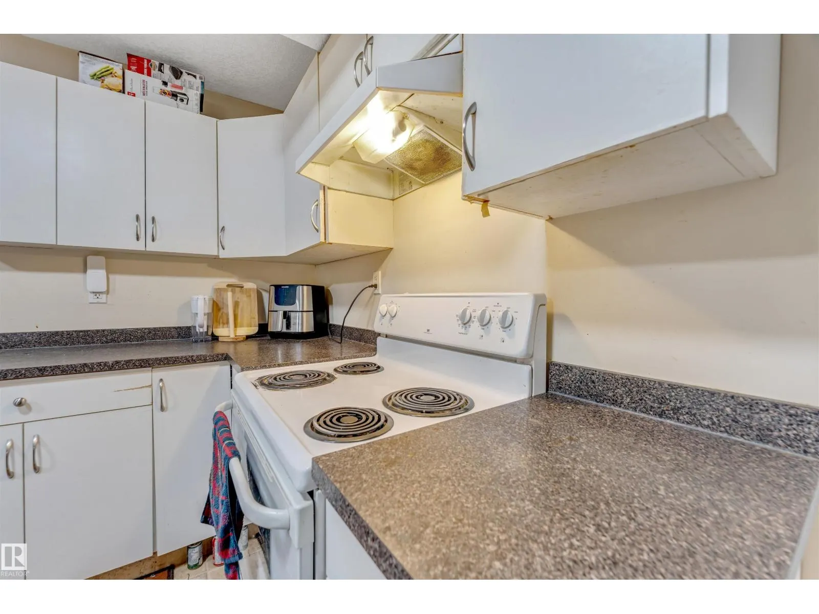 3015 24 AV NW