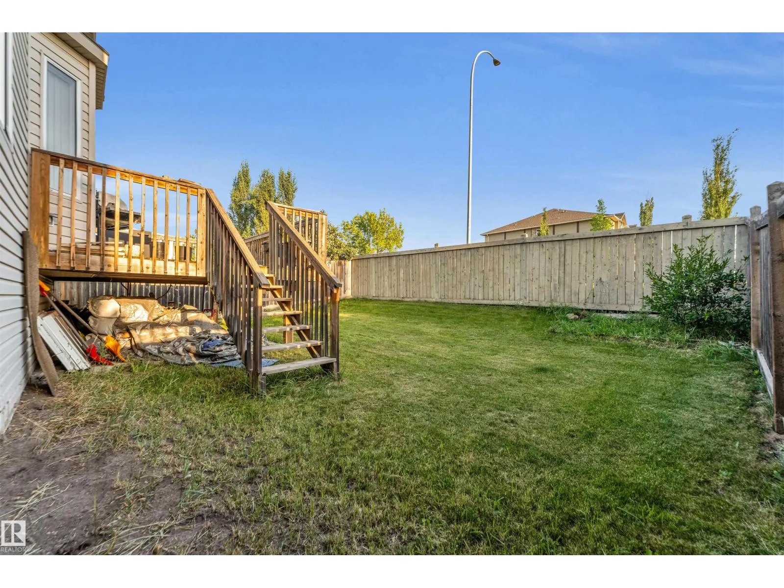 3015 24 AV NW