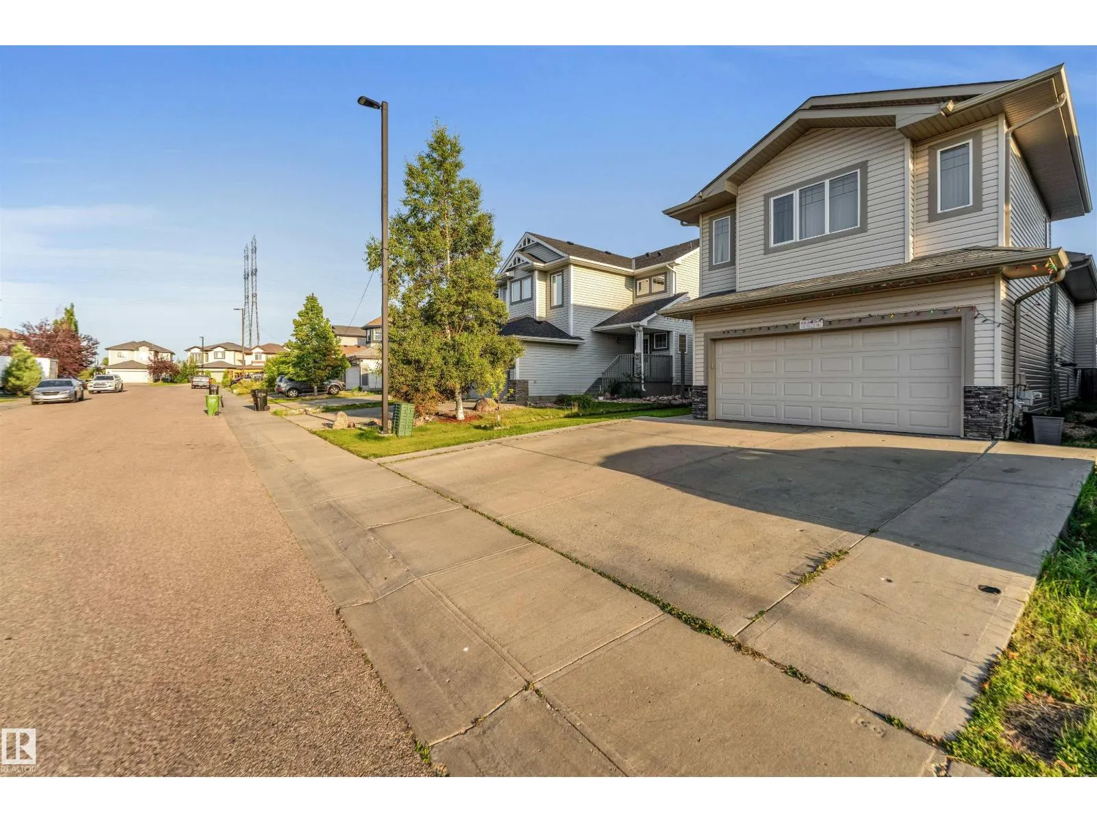 3015 24 AV NW