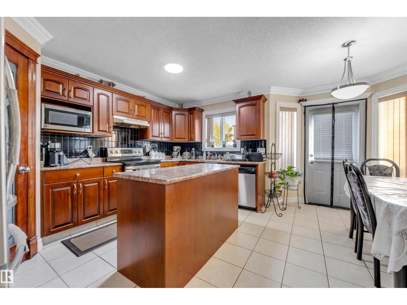 3015 24 AV NW