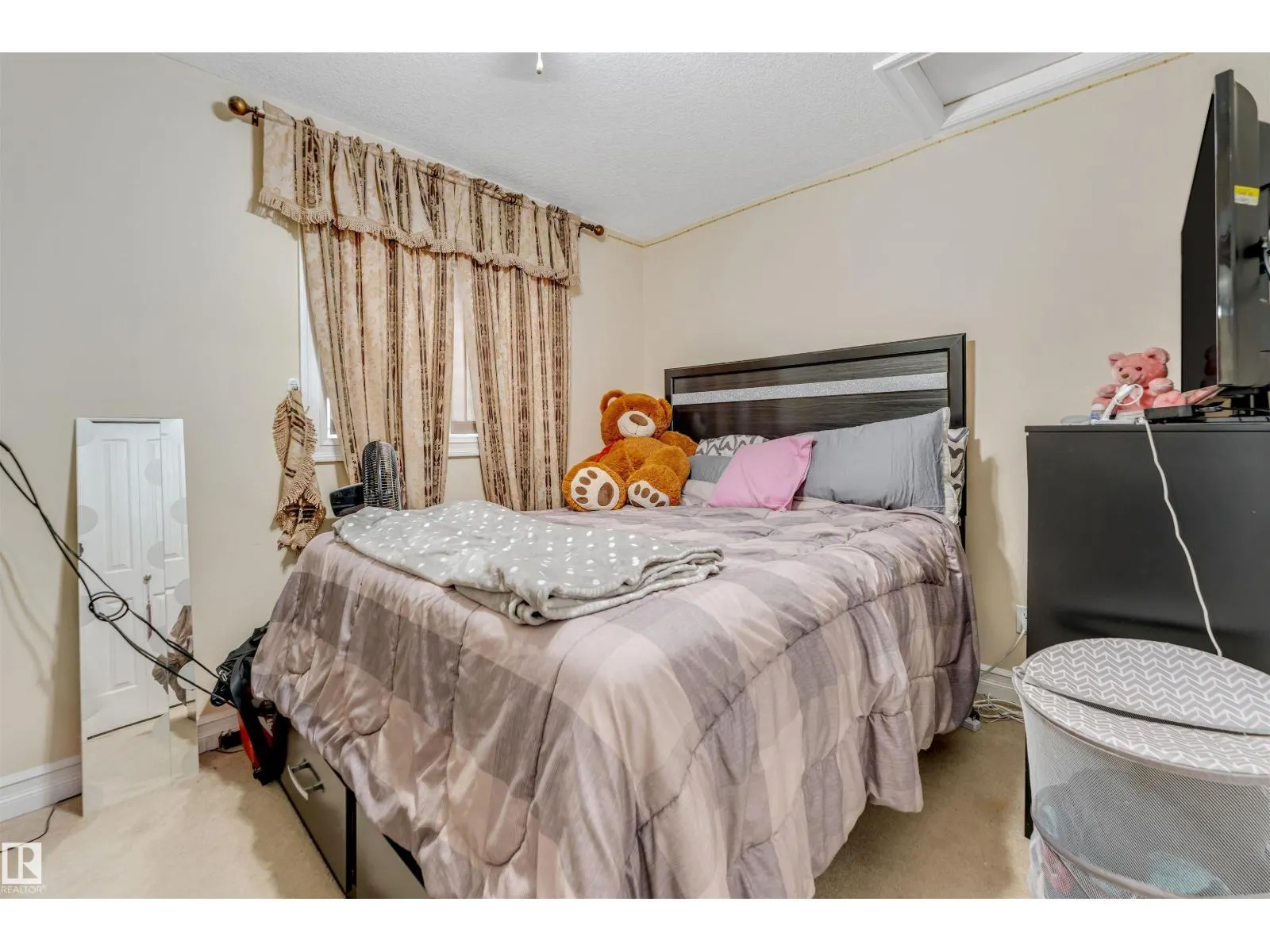 3015 24 AV NW