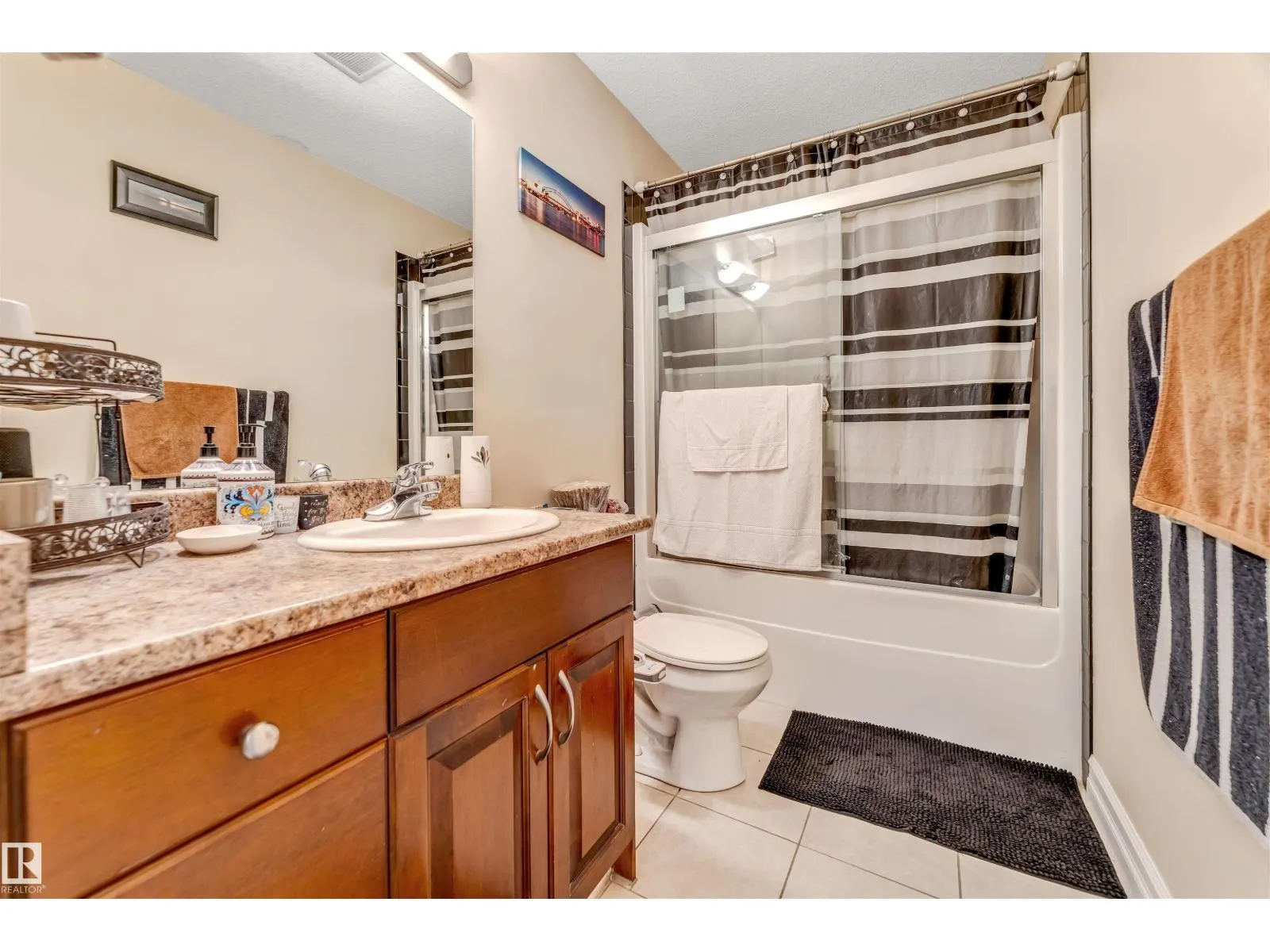 3015 24 AV NW